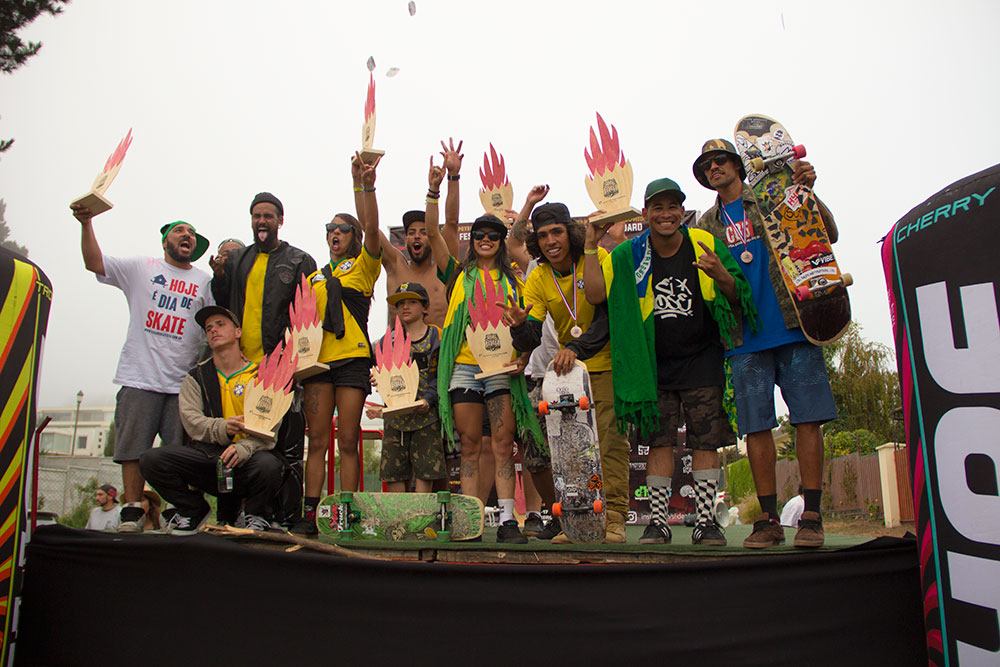 A galera do Brasil comemorando no Pódio - Foto: @thalitabelisia