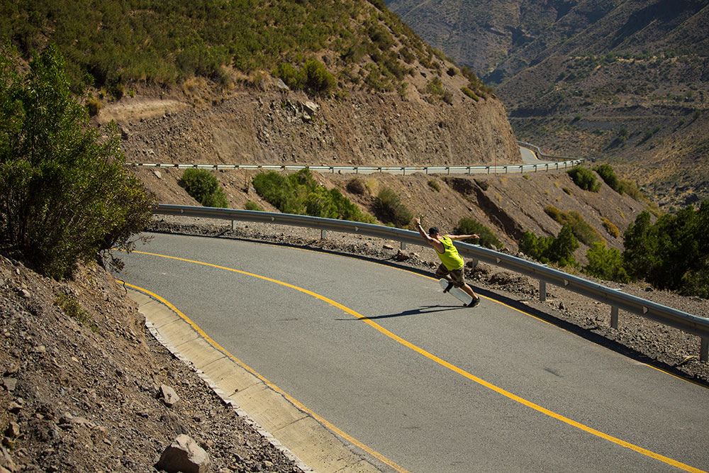 Thiago de Amigo cravando um B/s Tail Slide em Cajón del Maipo - Foto: Felipe Arnoni